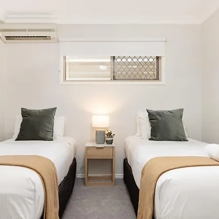 Large Family Pool In Taringa 6km To Cbd Pets