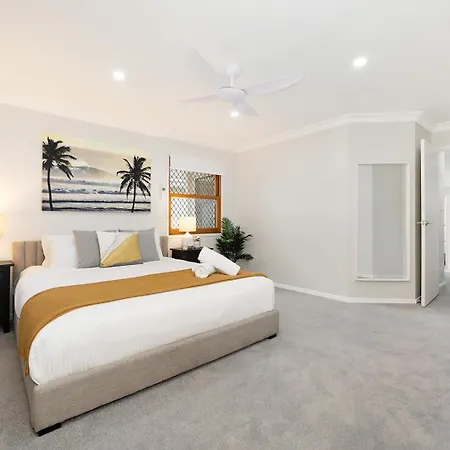 Large Family Pool In Taringa 6km To Cbd Pets Holiday home Brisbane