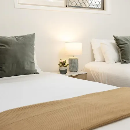 Holiday home Large Family Pool In Taringa 6km To Cbd Pets