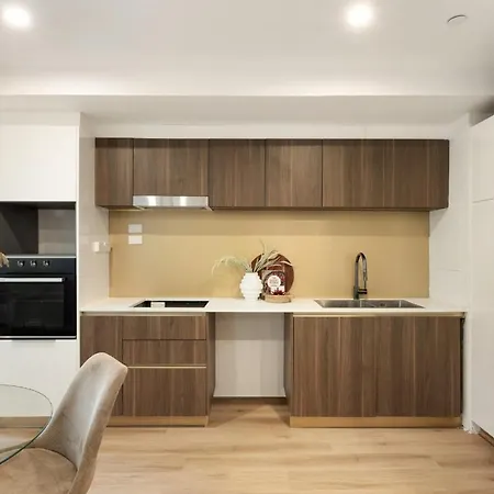 Beautiful Modern Family In The Gabba Apartment *