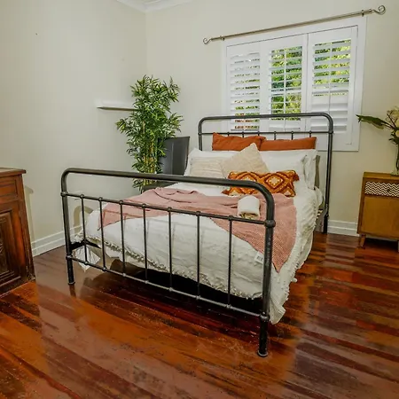 Guest house To Rent At This Beautiful Central Queenslander Brisbane