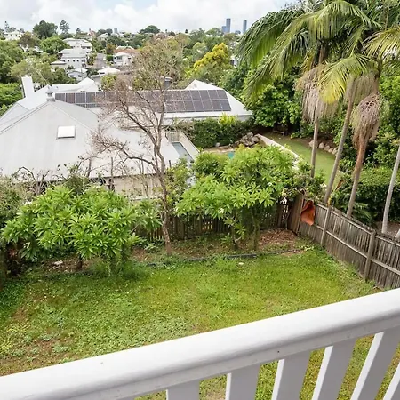 Holiday home Elegant 4 Bedroom With Entertaining Area *