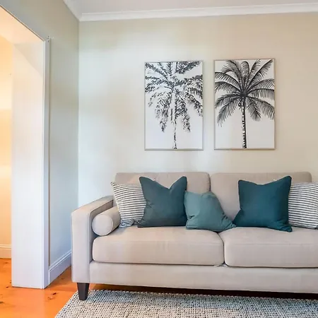 Holiday home Elegant 4 Bedroom With Entertaining Area *