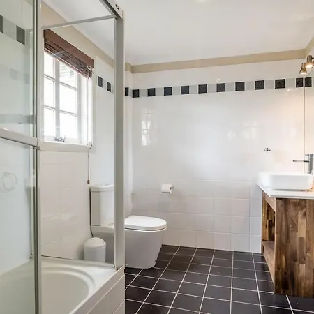 Elegant 4 Bedroom With Entertaining Area Holiday home Brisbane