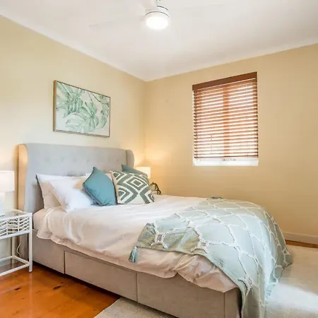 Elegant 4 Bedroom With Entertaining Area Holiday home