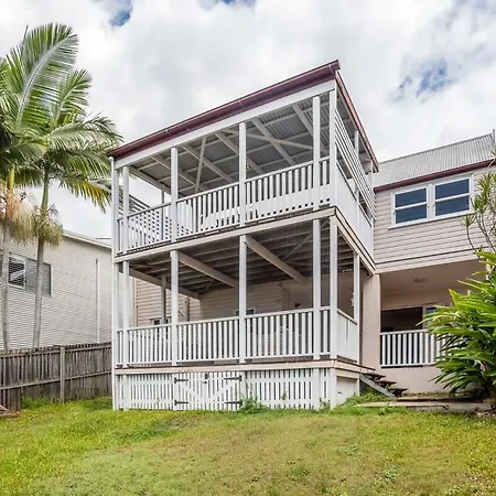 Elegant 4 Bedroom With Entertaining Area *