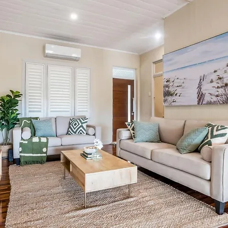 Elegant 4 Bedroom With Entertaining Area Holiday home
