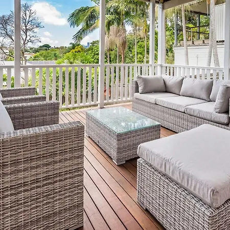 Holiday home Elegant 4 Bedroom With Entertaining Area *