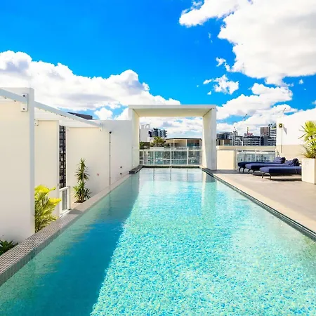 Oasis Stylish With Gym Rooftop Pool Apartment