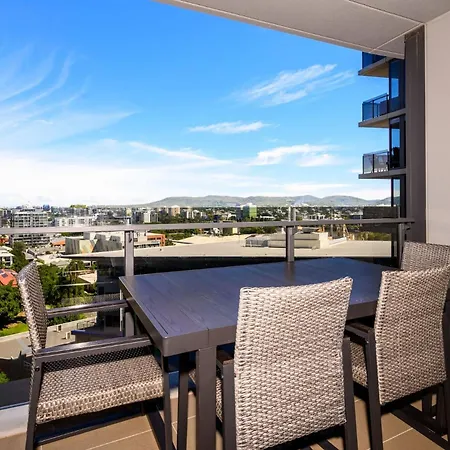 Stunning 2 Bedroom Retreat W Gym Sauna And Pool