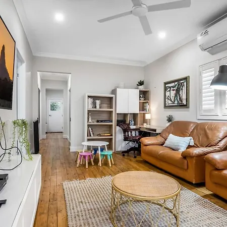 Charming 3br Queenslander With Backyard And Play Area Apartment