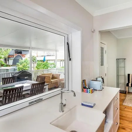 Apartment Charming 3br Queenslander With Backyard And Play Area Brisbane