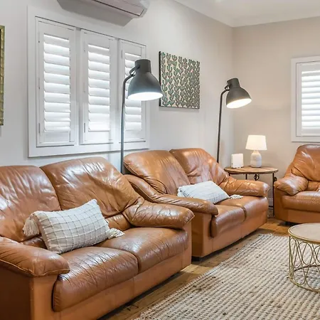 Charming 3br Queenslander With Backyard And Play Area *