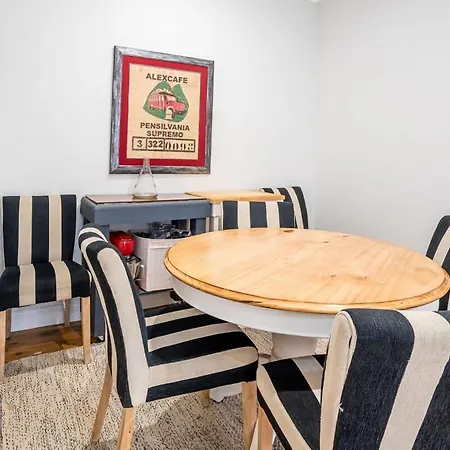 Charming 3br Queenslander With Backyard And Play Area Apartment