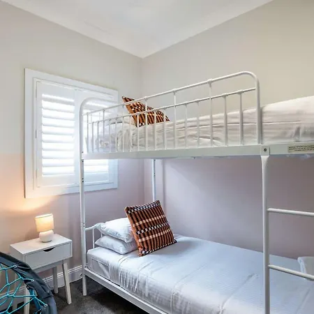 Charming 3br Queenslander With Backyard And Play Area Apartment