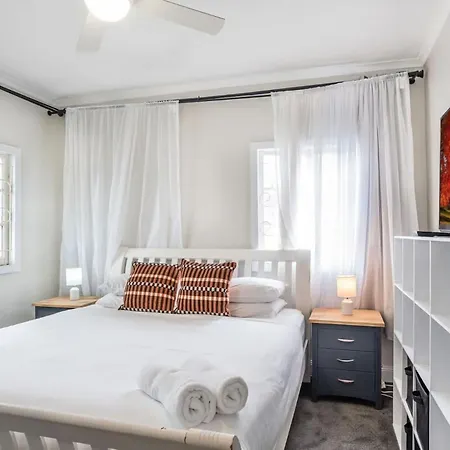 Charming 3br Queenslander With Backyard And Play Area Apartment *