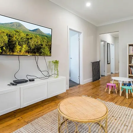 Charming 3br Queenslander With Backyard And Play Area