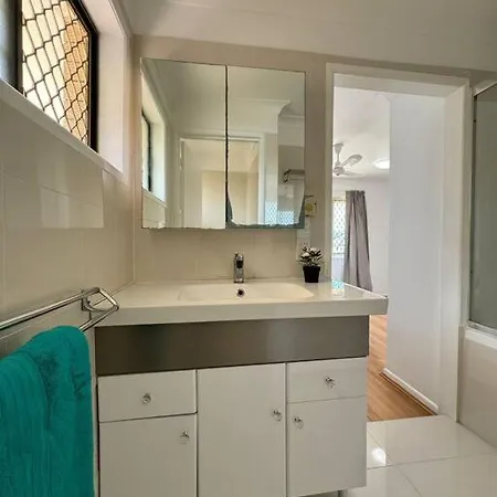 Holiday home Comfy 4-bdr Family - Just 5 Mins To Sunnybank *
