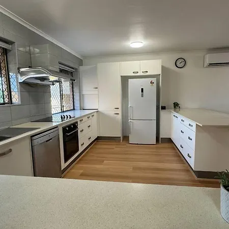 Holiday home Comfy 4-bdr Family - Just 5 Mins To Sunnybank Brisbane
