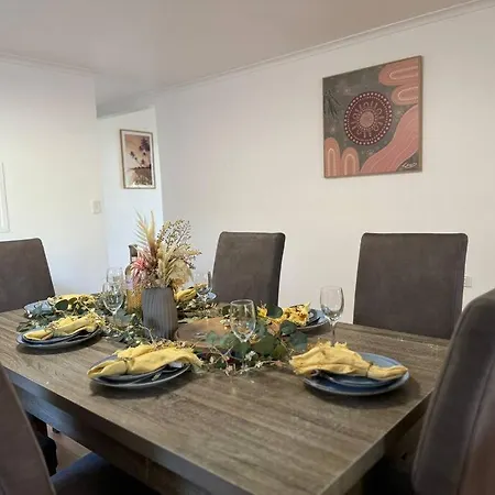 Holiday home Comfy 4-bdr Family - Just 5 Mins To Sunnybank
