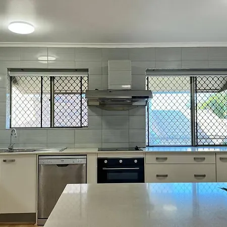 Comfy 4-bdr Family - Just 5 Mins To Sunnybank Holiday home