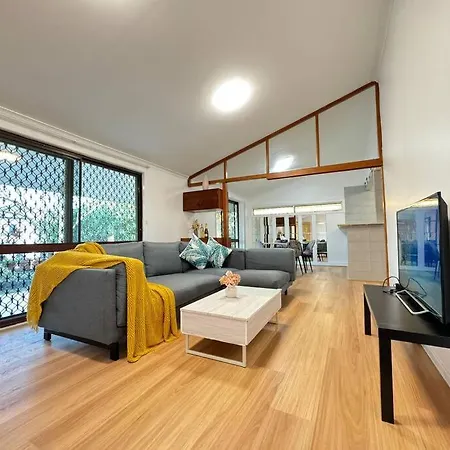 Holiday home Comfy 4-bdr Family - Just 5 Mins To Sunnybank *