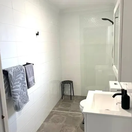 Gabba 2 Separate Homes 1 Block 6 Bdrms Holiday home