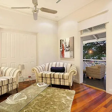 Lambert House, Luxury, Sleeps 15 Holiday home *