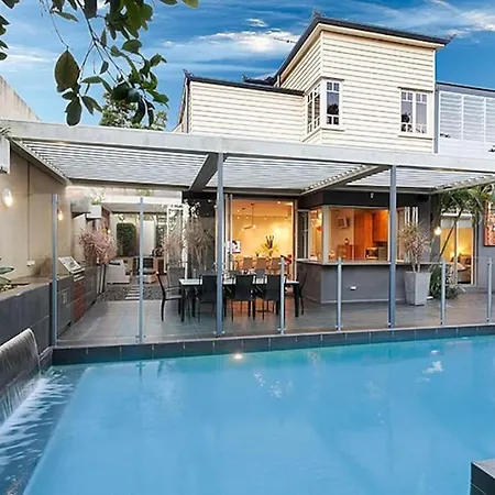 Lambert House, Luxury, Sleeps 15 *