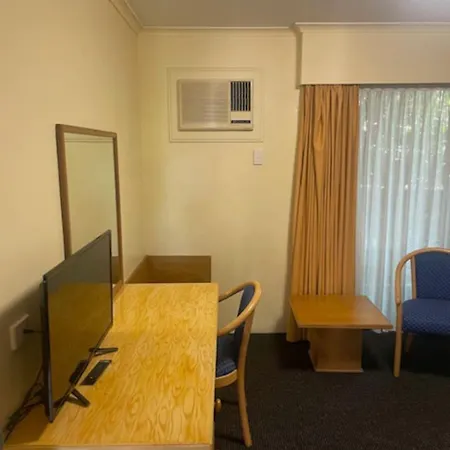 Hotel Cozy 1 Bedroom Ideal 4 Business By Custom Hosting