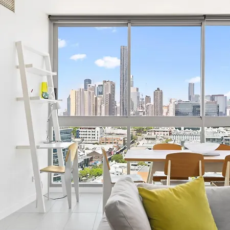 Elegant 2-bed With Rooftop Dining & Fabulous Views *