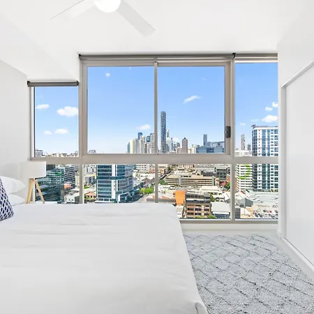 Elegant 2-bed With Rooftop Dining & Fabulous Views