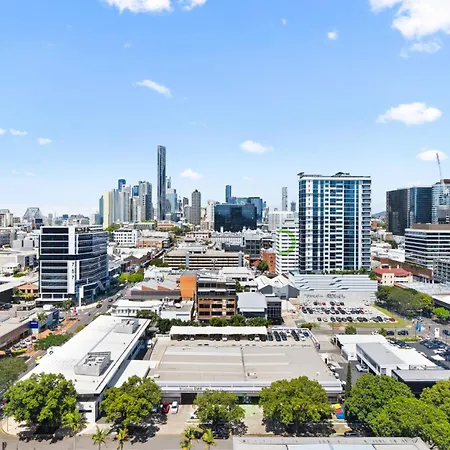 Elegant 2-bed With Rooftop Dining & Fabulous Views Brisbane