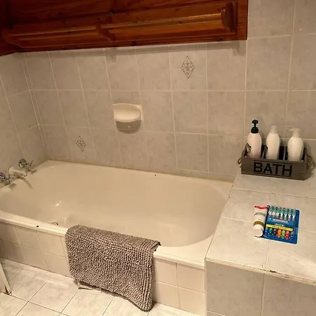 Family 3-bedroom Everton Hills Apartment *
