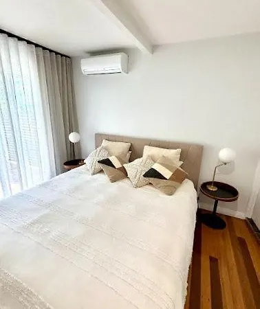 Holiday home Generous 4-bed 3-bath In Seven Hills *