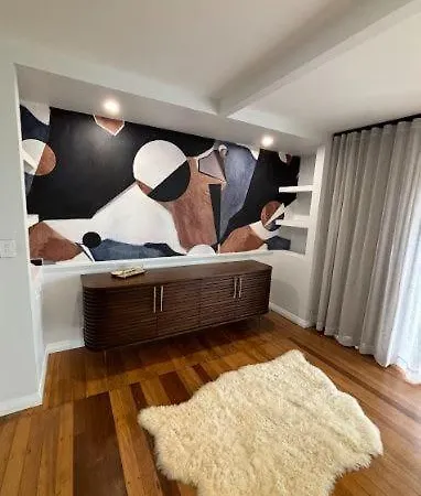 Generous 4-bed 3-bath In Seven Hills Holiday home