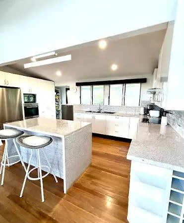 Holiday home Generous 4-bed 3-bath In Seven Hills *