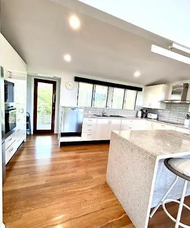 Holiday home Generous 4-bed 3-bath In Seven Hills Brisbane