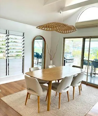Holiday home Generous 4-bed 3-bath In Seven Hills
