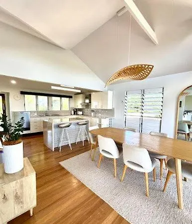 Generous 4-bed 3-bath In Seven Hills Holiday home *