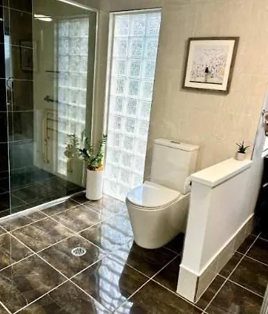 Generous 4-bed 3-bath In Seven Hills Brisbane