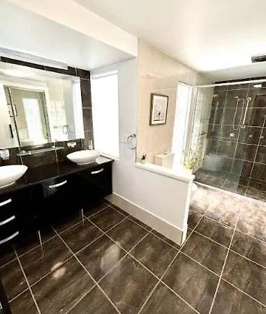 Generous 4-bed 3-bath In Seven Hills Holiday home Brisbane