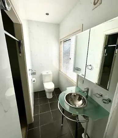 Holiday home Generous 4-bed 3-bath In Seven Hills Brisbane