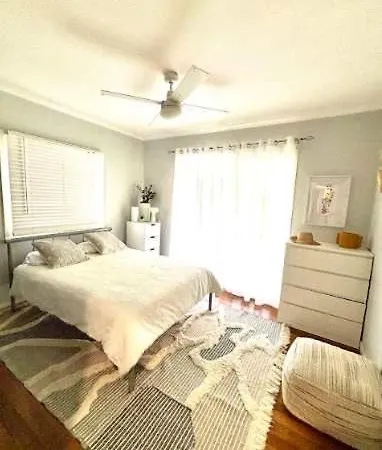 Generous 4-bed 3-bath In Seven Hills * Brisbane