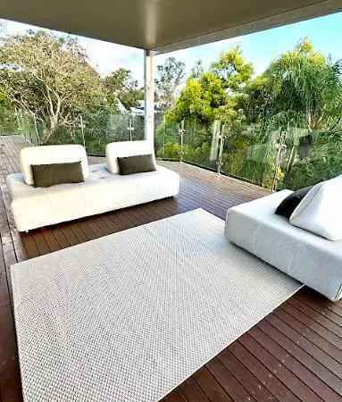 Generous 4-bed 3-bath In Seven Hills Holiday home
