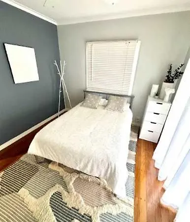 Generous 4-bed 3-bath In Seven Hills Holiday home Brisbane