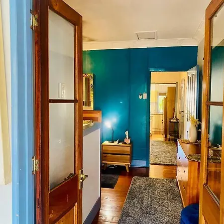 Art Deco Retreat, Shops & Cafes, Public Street Parking