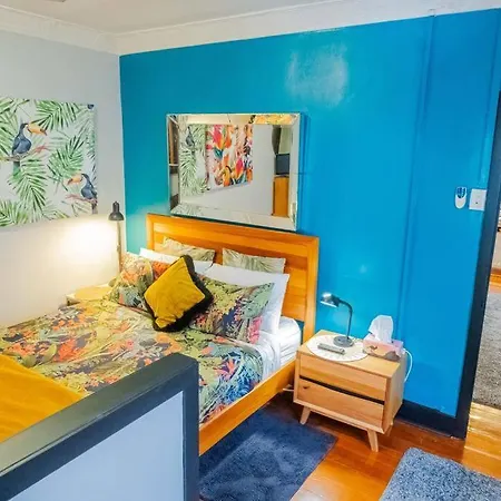 Art Deco Retreat, Shops & Cafes, Public Street Parking Brisbane