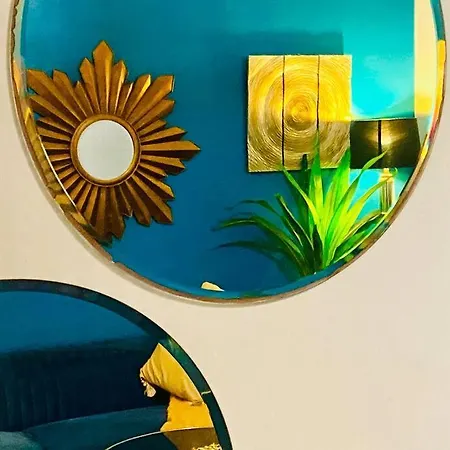 Apartment Art Deco Retreat, Shops & Cafes, Public Street Parking