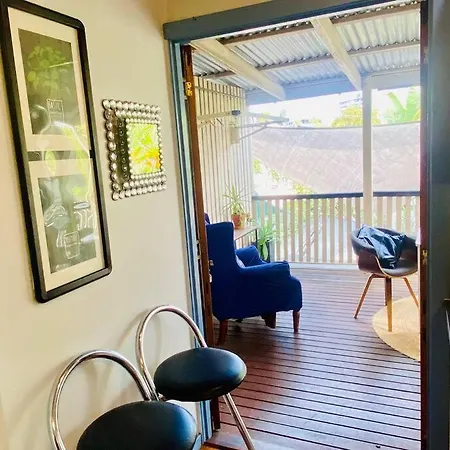 Art Deco Retreat, Shops & Cafes, Public Street Parking Apartment